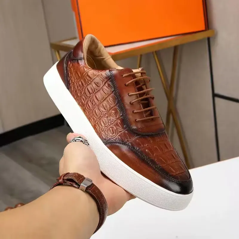 Luxury Purple Casual Leather Shoes Brown Men's Cowhand Crocodile präglade lila svarta mäns plattstorlek platta sneakers A19