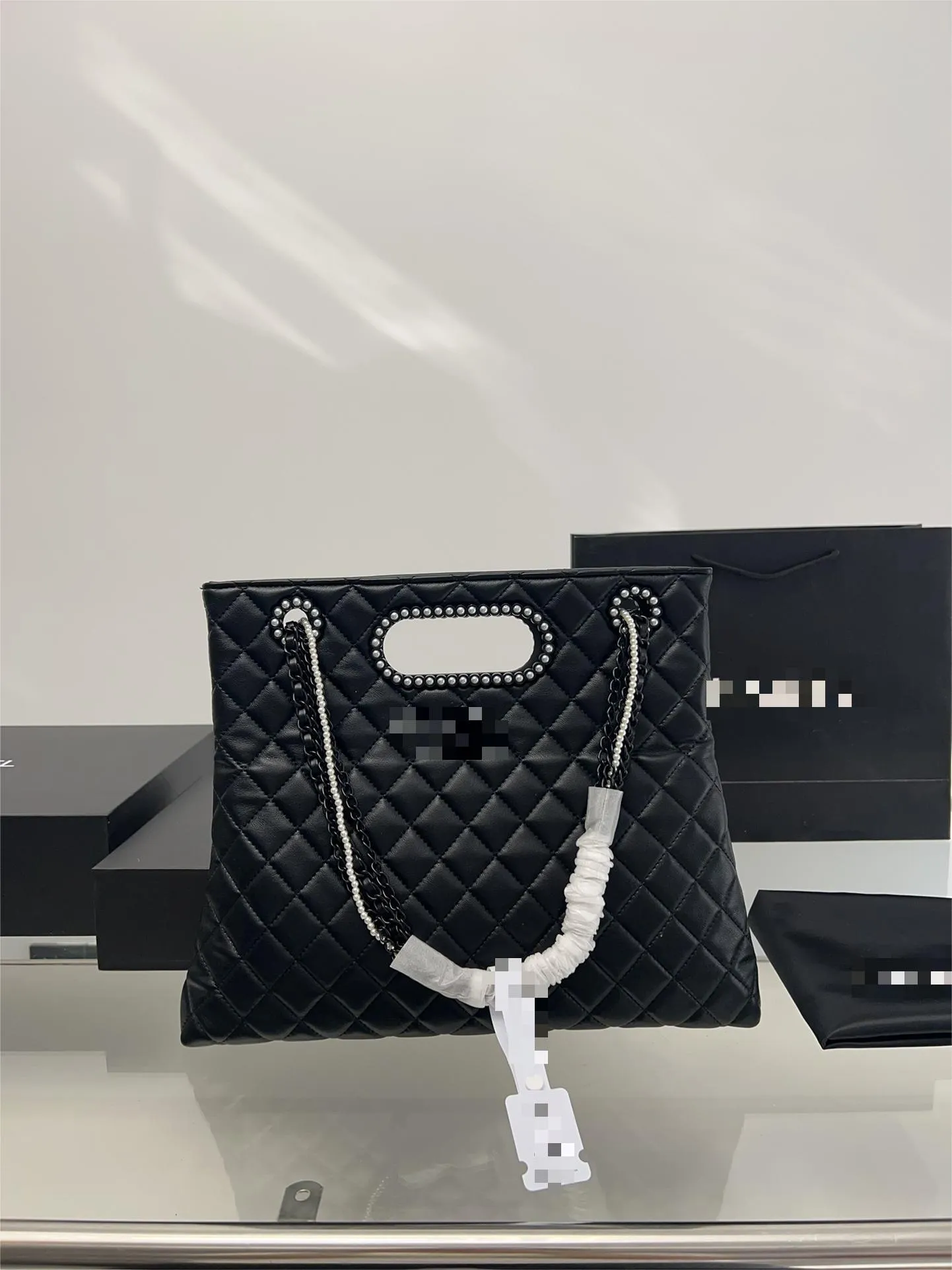Autumn and Winter New Fashion Genuine Leather Folding Handbag, Women's One Shoulder Chain and Pull Ring, but Full of Pearls