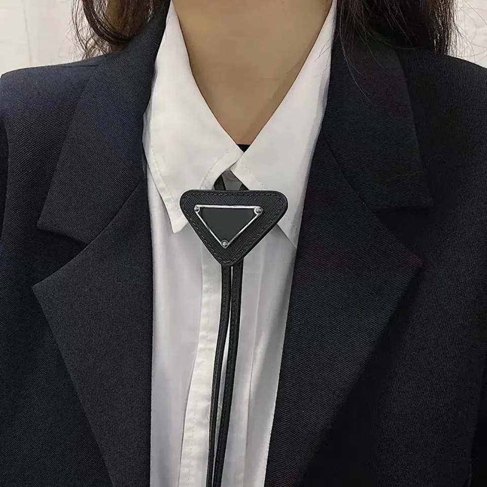 Cravates ceinture La version la plus élevée P marque designer luxe triangle étiquette triangle inversé noeud papillon en métal pour hommes et femmes de qualité supérieure Avoir 13 en option