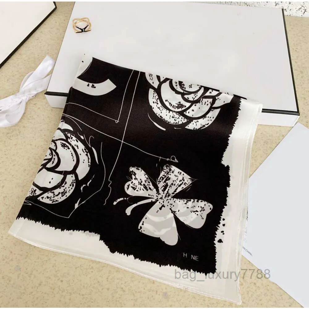 Women Designer Silk Scarf Fashion Brand Letter Printing Wrap Head Scarfs Square Twill Pashmina Scarves Shawle Pleated Birthday Present 4 Seasons All-Match Size 70*70cm