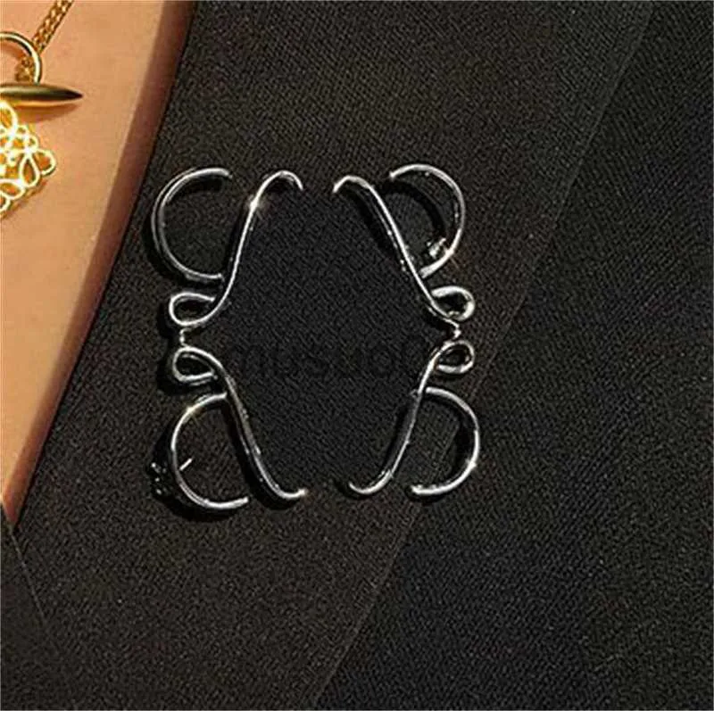 Andra modetillbehör Kvinnor Geometriska broscher Designerklänning Smycken Guld Silver Anagram Brosch Pin Hollow Out Broche Mens Breastpins Suit Luxury J230918