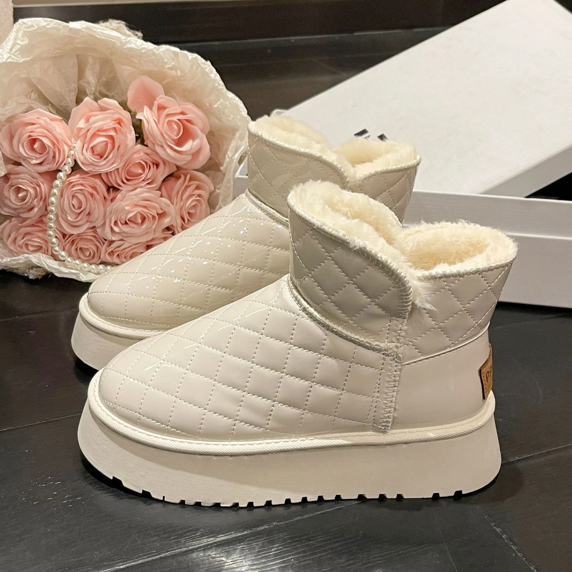 Nuovi stivali da donna Nero Bianco con suola spessa Diamante caldo Pelliccia calda Stivali da neve Designer Bottiglie Scarpe di cotone 36-40