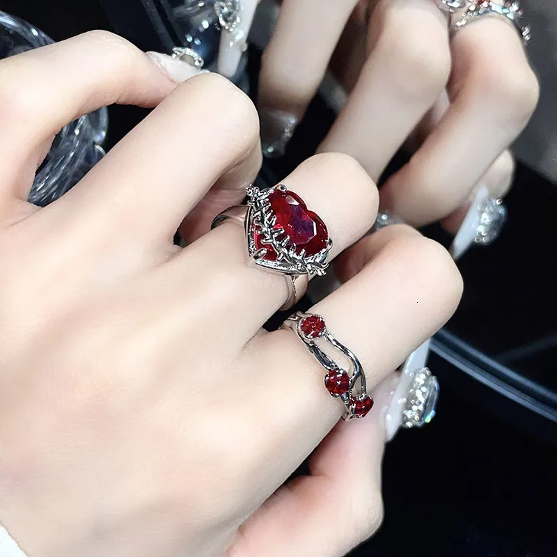 Anello solitario Kpop Moda Punk Cuore di cristallo rosso Irregolare Aperto Anelli in metallo Donna Vintage Grunge Estetico EMO Y2K Accessori per gioielli 230918