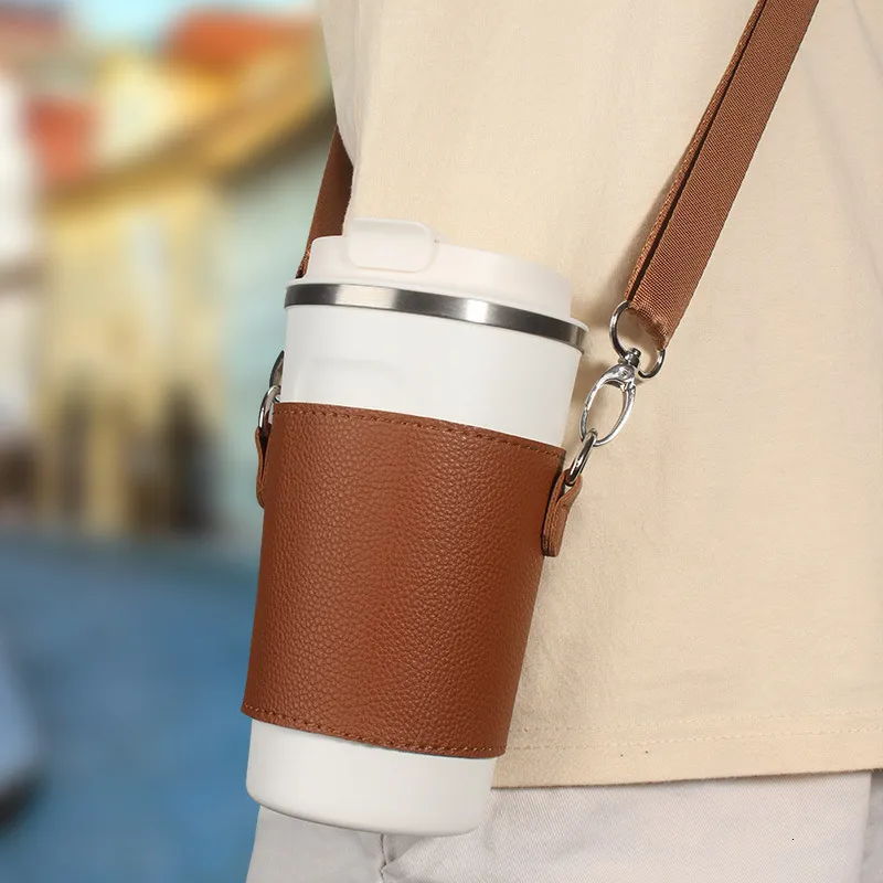 Andra drickspolar Portable Coffee Leather Cup Holder tillsammans med att packa Milk Tea Cup Band Body Strap Water Cup Bag Beverage Protective Cover 230918