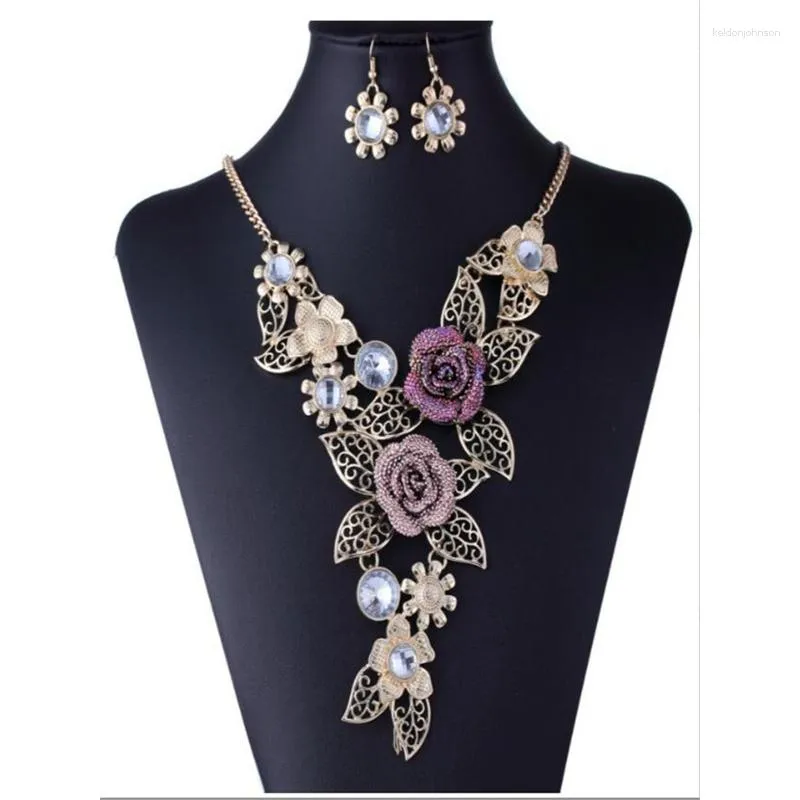Set di orecchini e collane Imitazione di gioielli d'imitazione esagerati in lega vintage a forma di fiore cavo