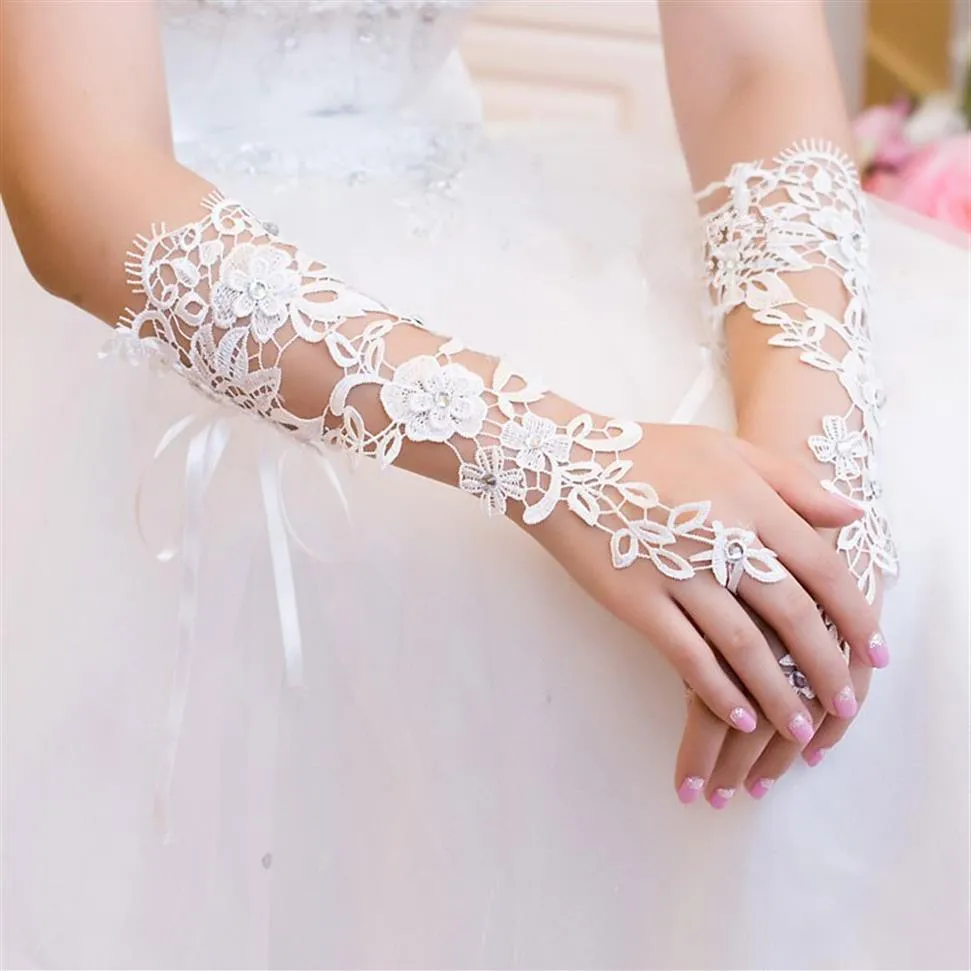 Custom Made Vintage Fingerless Bridal Gloves Fabulous Lace Diamond Flower Glove Hollow Wedding Dress Accessories228s