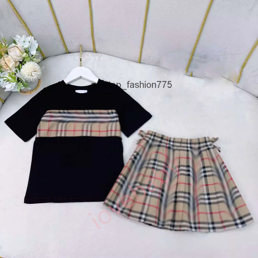 In the summer of 23 the new plaid British style plaid T-shirt two-piece fashion online celebrity with high-definition childrens clothing.