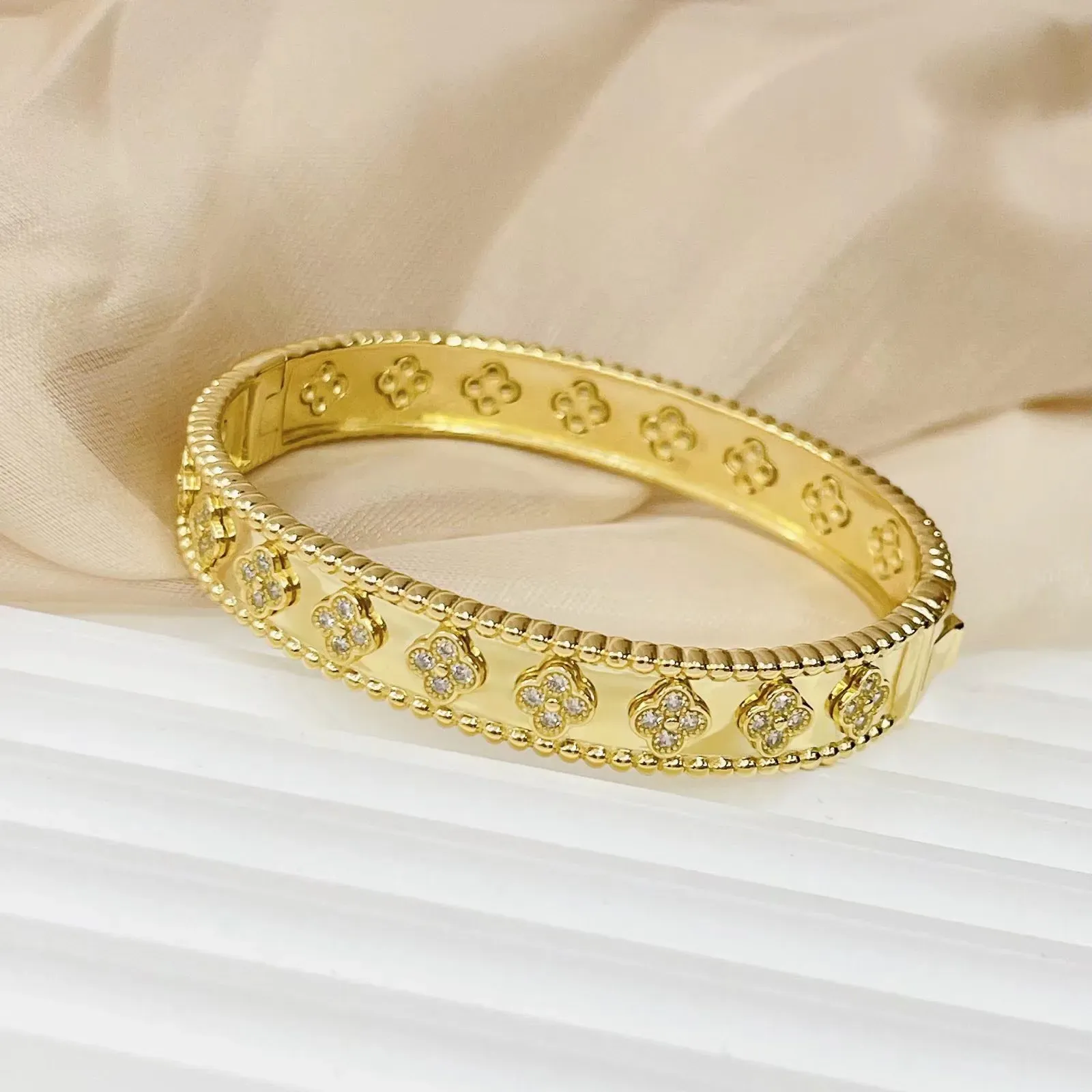 Classic Van Clover Signature Bracelet Kaleidoscope Three-color Gold Diamond Bangle for Women Valentine's Designer Designer Jewelry