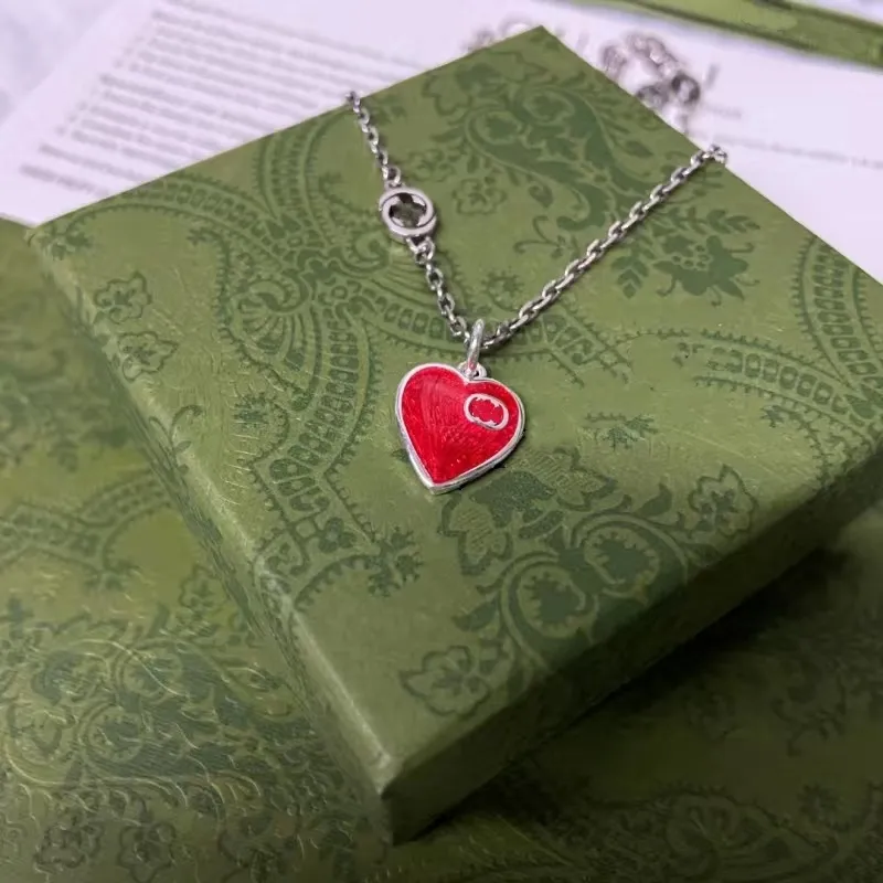Yeni Tasarımcı Kolye 925 STERLING Gümüş Kalp Kırmızı Emaye Kadın Kolye Moda Retro Klasik Mektup Kalp Hediye Çift Kolye Mevcut Orijinal Hediye Kutusu