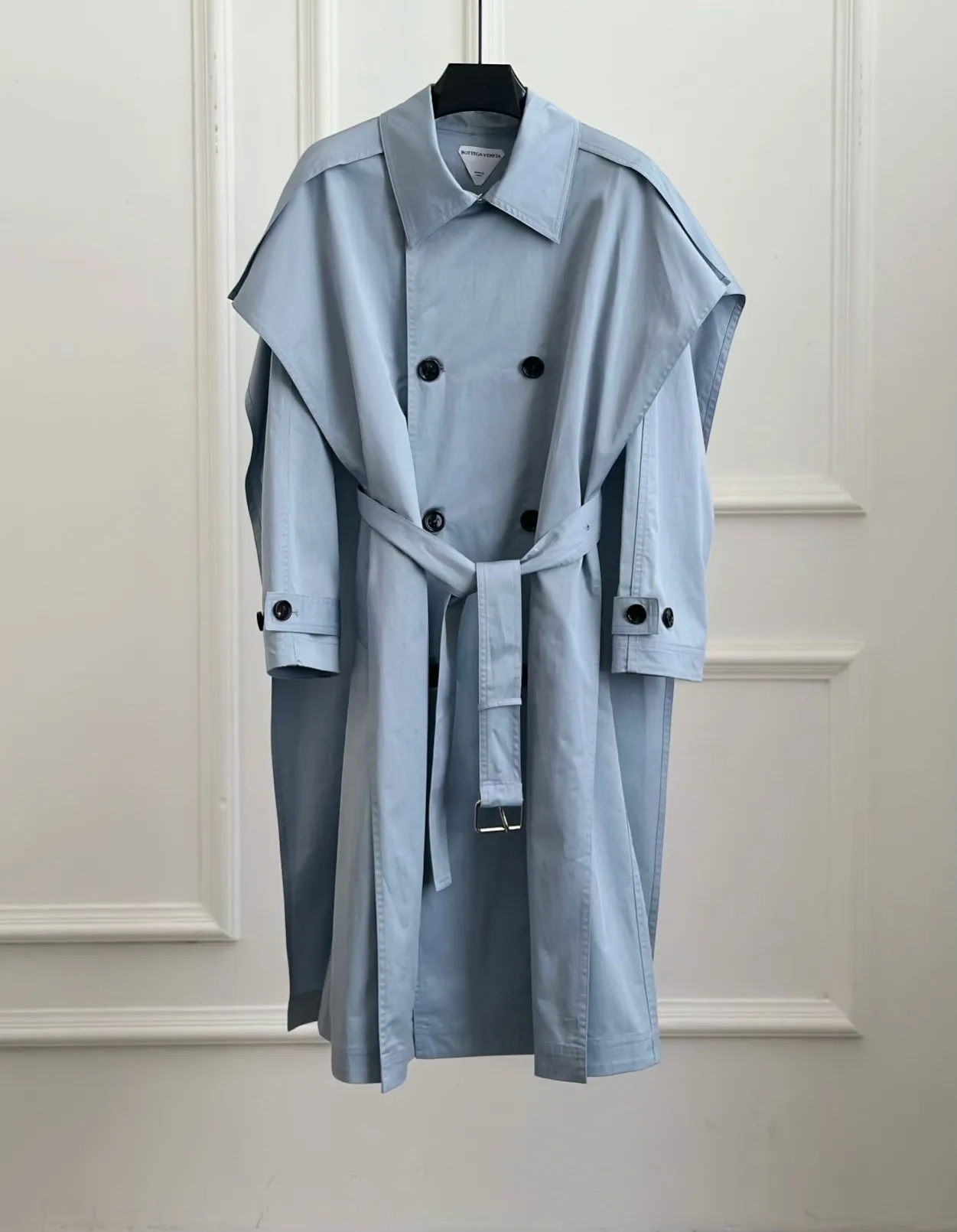 Revers, europäischer Modeklassiker, atmosphärische zwei gefälschte Stücke, superschöner hazeblauer Trenchcoat