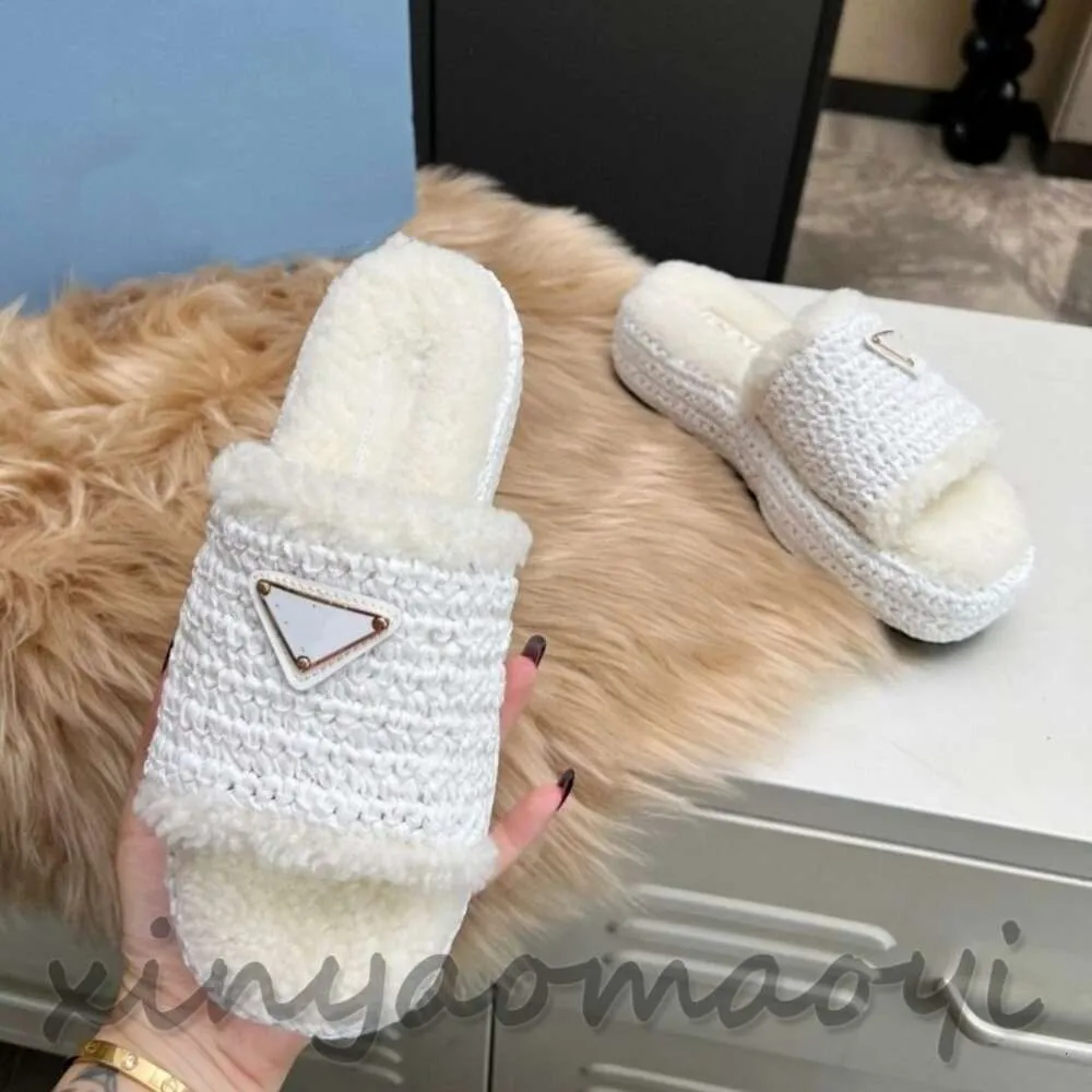 2023SS Autumn and Winter Woolen Mop Slippers Luxury Women Soft vadderade Nappa Slides Woven Wool Mop Slipper Fashion Outdoors Triangle Buckle Plush Shoes