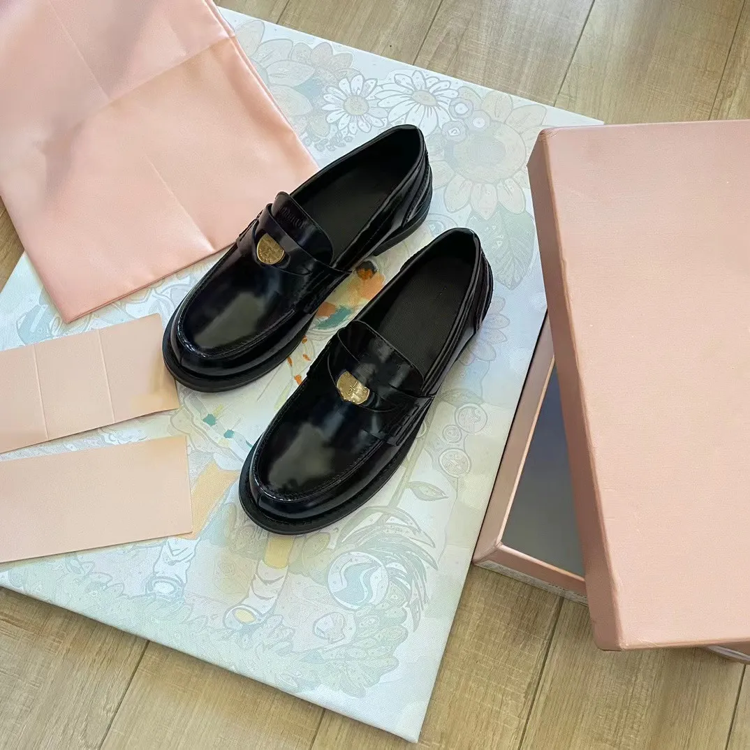 Geklede schoenen Heren Dames loafers Opvouwbare schoenen van 100% echt leer Heren Damesschoenen Maat 34-46 Heren Bedrukt Metaal Ronde neus Loafers Muilezels luxe horsebit designer 03