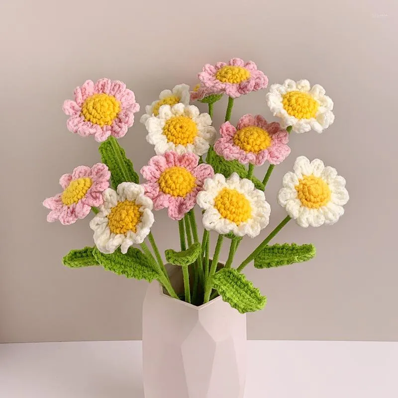Dekorativa blommor konstgjorda små tusensköna hand stickade bukett virkade simulerad gåva till flickvän
