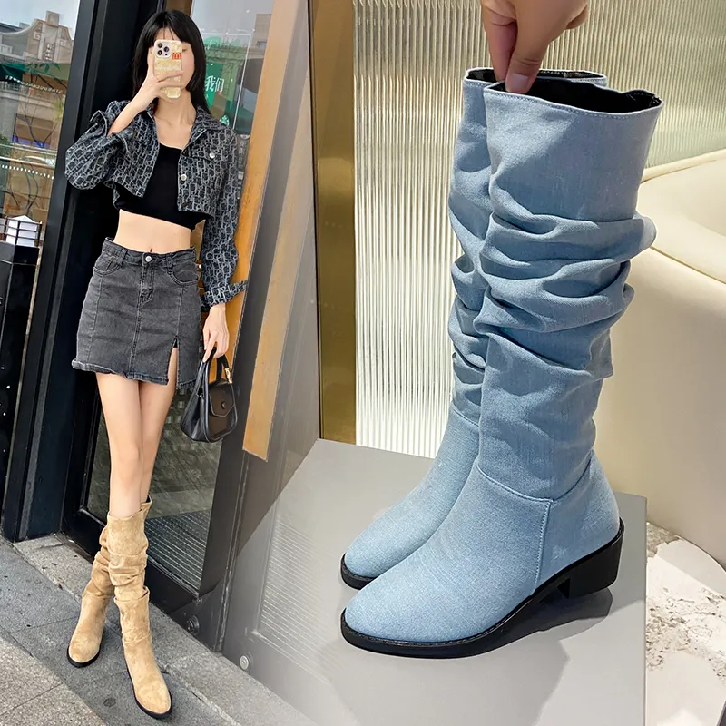 Bottes 2023 Nouveau Denim Lavé Genou Haute Automne Hiver Style De Rue Conception Pliante Bout Pointu Talon Bas Pour Femmes 230914