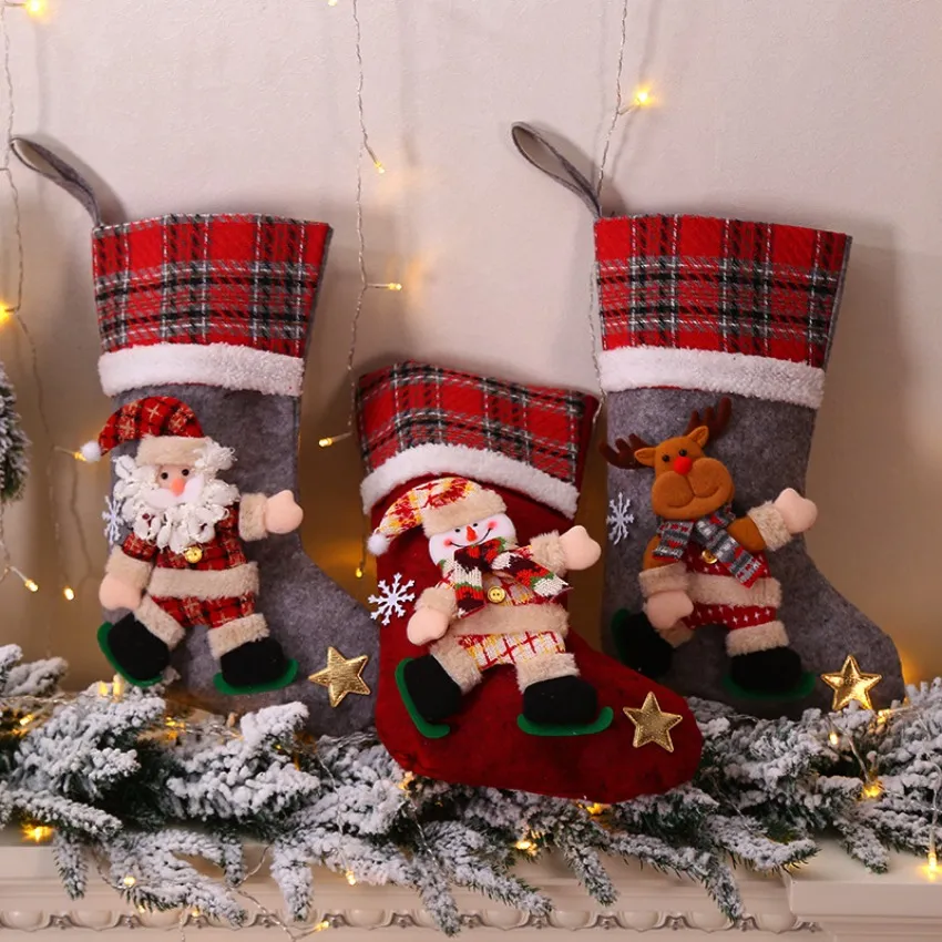 Tecknad stor storlek juldocka strumpor juldekorationer Santa Snowman Reindeer Dolls Candy Presentväska ornament Xmas gåvor