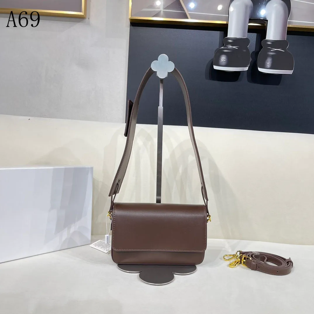 High quality designer women's underarm bag Fashion ordinary handbag Shoulder bag Leather material Designer handbag 20cm Simple handbag with box