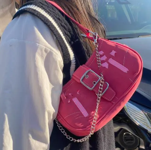 Sac sous les bras classique avec chaîne en fer croisé pour fille, sacoche sous les bras Rose rouge moto douce et épicée pour femmes