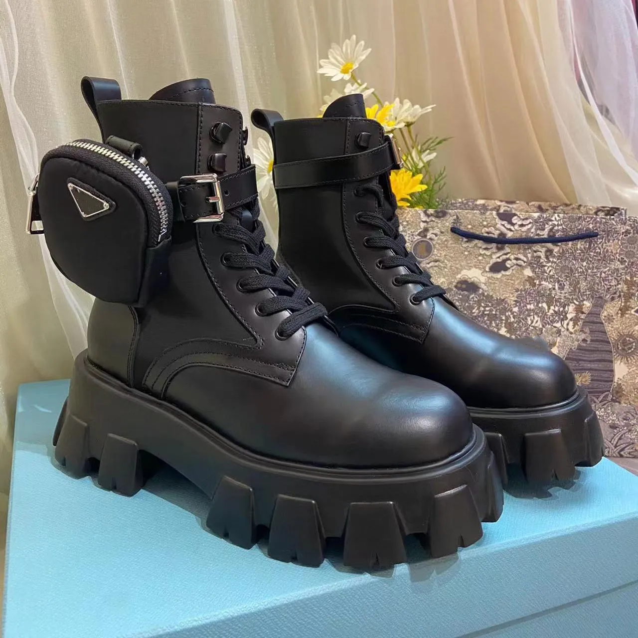 Designerskie buty luksusowe buty Stylowe klasyczne patentowe patentowe skórzane odwrócone trójkąt markowe marki botki cielęcy różnorodność czarne beżowe białe rozmiary 35-41 04