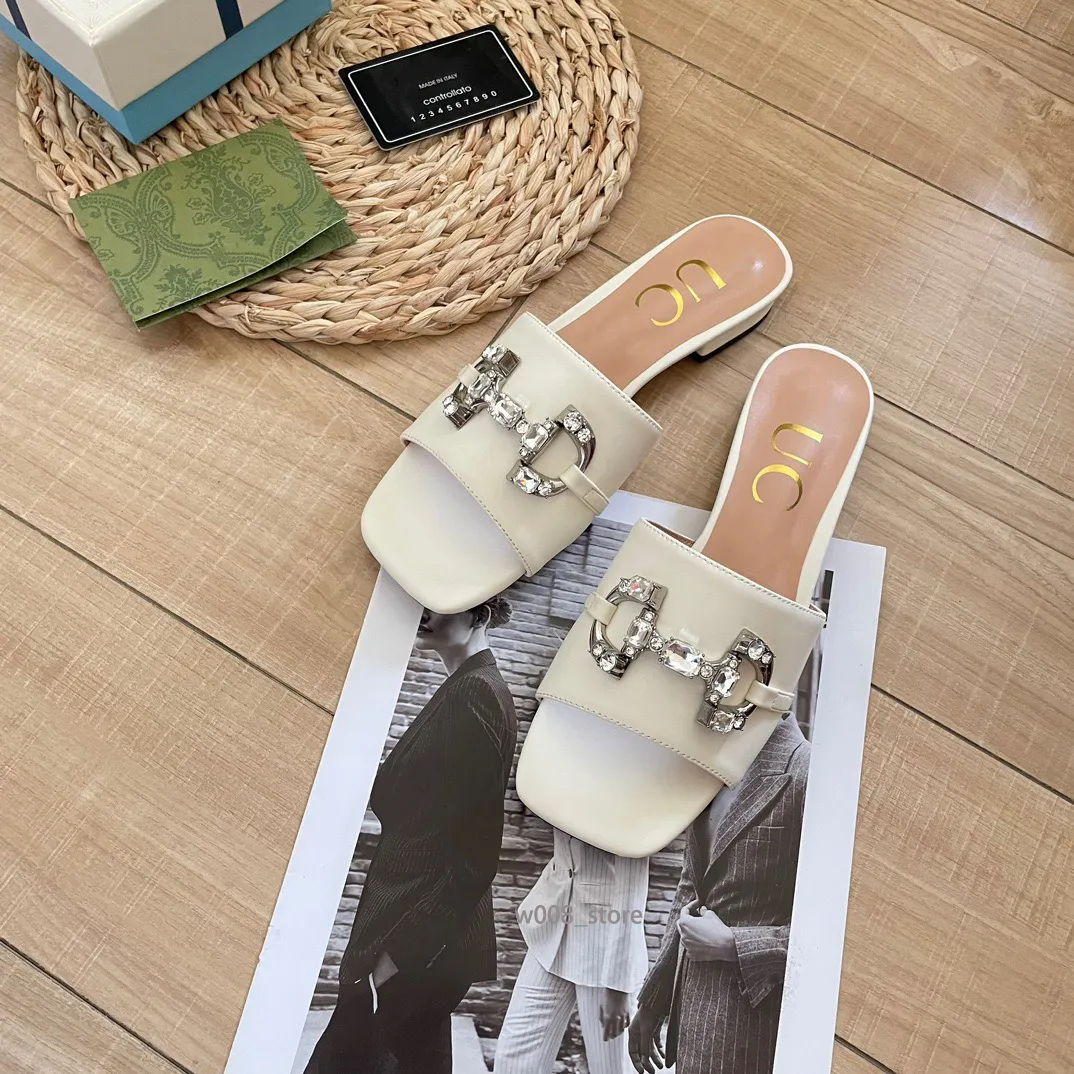 Italien Designer Flache Sandalen Metallstreifen Schwarz Lackleder Damen Leder Buchstaben Sandalen Metallschnalle Damenschuhe Strand Flip Flops Slides