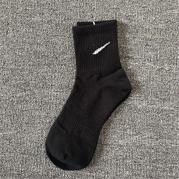 Mens Designers Sock Printed Cotton Long Haruku Hiphop Black and White Mixing Football Basketball Sports Sock Breathable Sweat Wicking Low Socks