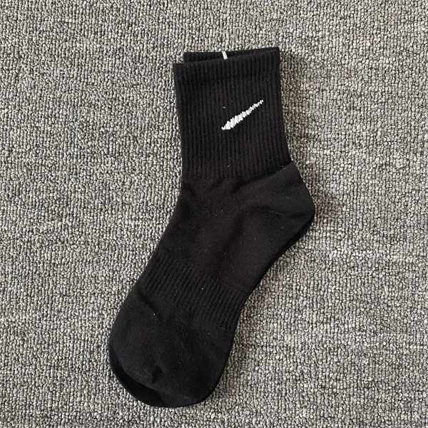 Chaussettes pour hommes chaussettes de créateurs de luxe coton imprimé long Harajuku Hiphop noir et blanc mélangeant football basket-ball chaussettes de sport chaussettes basses respirantes évacuant la transpiration