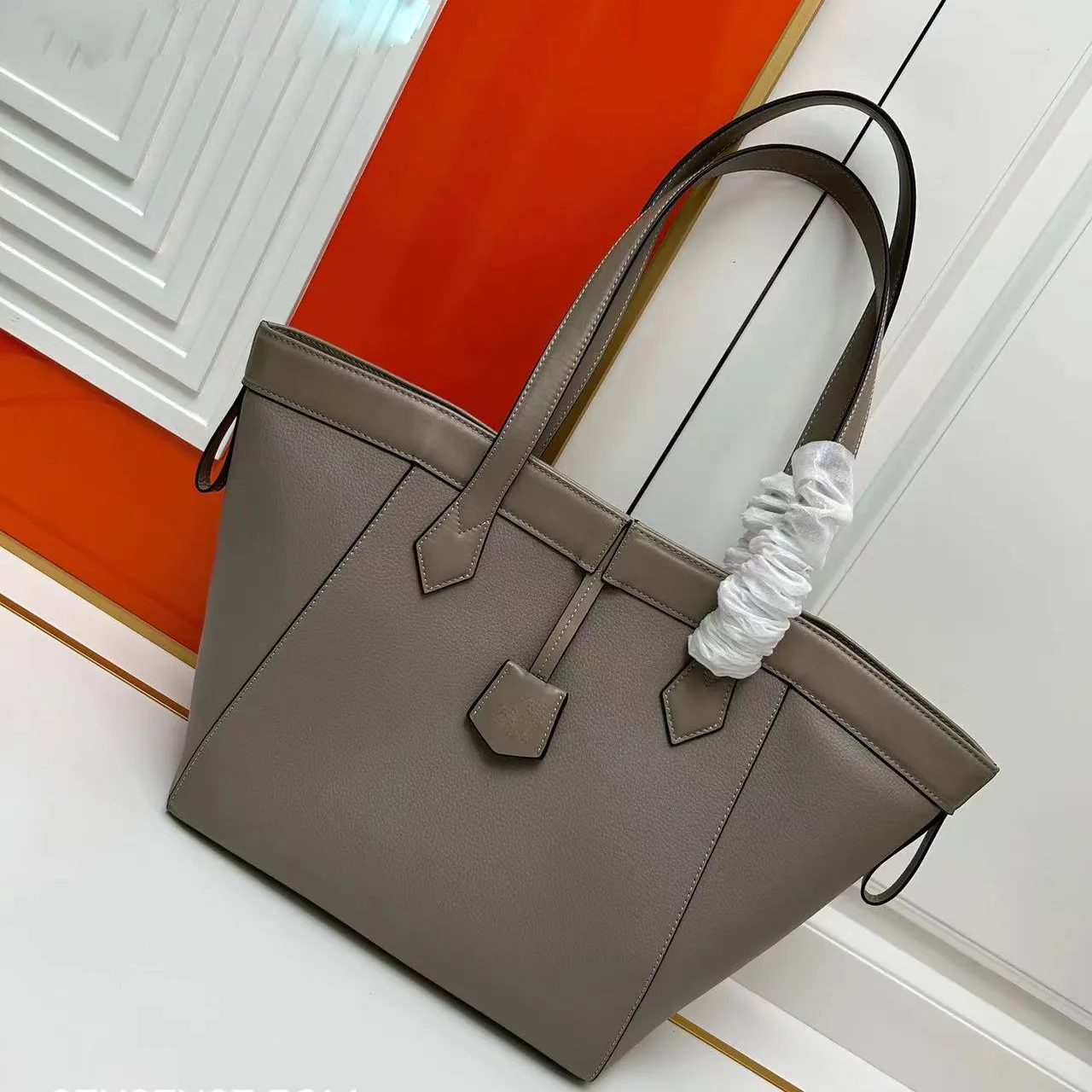 AAA Women Handsbags Rawhide Roote Bag Folding Shopper Hobo erigami تشوه قابل للطي أكياس دلو كبيرة مصمم فاخر حقيبة كتف القمامة 27 سم