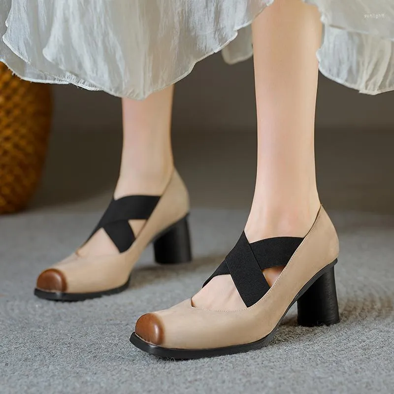 Scarpe eleganti Versione top del balletto vintage con tacco alto per le donne da indossare in vecchio pizzo scuro lavato con tacchi grossi a forma di gattino incrociati