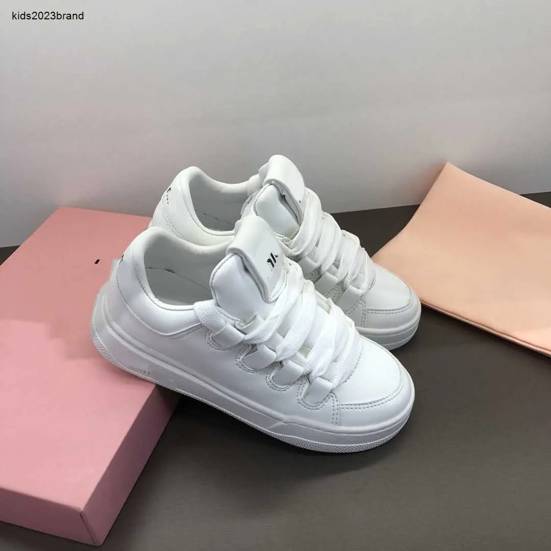 Scarpe bianche pure per ragazze dei ragazzi Sneakers stringate per bambini di alta qualità Taglia 26-35 scarpe casual per bambini Inclusa scatola Sep15