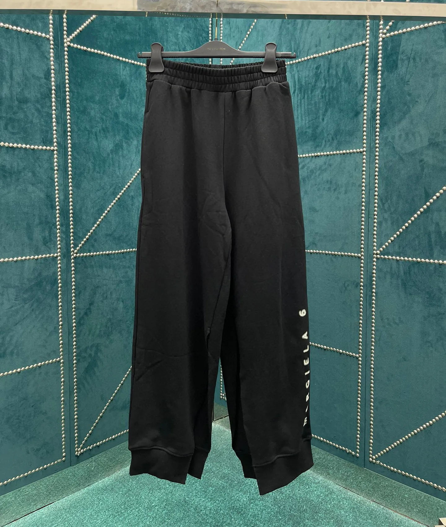 Herren-Hose in Übergröße. Rundhalsausschnitt, bestickte und bedruckte Sommermode im Polar-Stil mit reiner Street-Baumwolle 52e4259