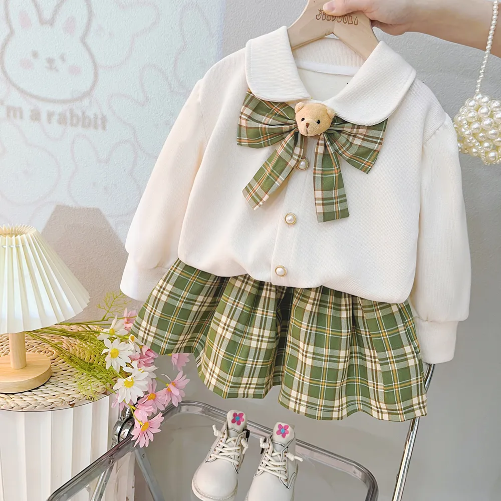 Ensembles de vêtements Style collégial Bébés filles Vêtements Ensembles Automne Enfants Bow Manteaux Jupe à carreaux Enfants Survêtement Tenues pour nourrissons Vêtements de princesse 230918