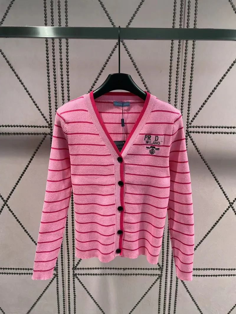 Designer de malhas suéter feminino tops femininos malhas listras de luxo são usadas fora usadas dentro grande nome decote em v moda menina carta botão malhas