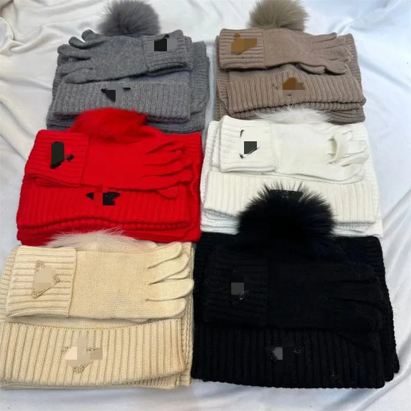 2023 Nuovo designer di moda classico a 6 colori Guanto Cappello Sciarpa Set Lettera lavorata a maglia Triangolo invertito Cappello Sciarpa Set da 3 pezzi Sciarpa multifunzionale Cappello Guanto Set15685