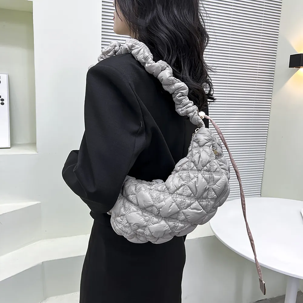 Evening Bag Tote Plaid Quilted Designer Female Cloud Shoulder Casual Bags Leisure Handbag's Trend Chest 230919