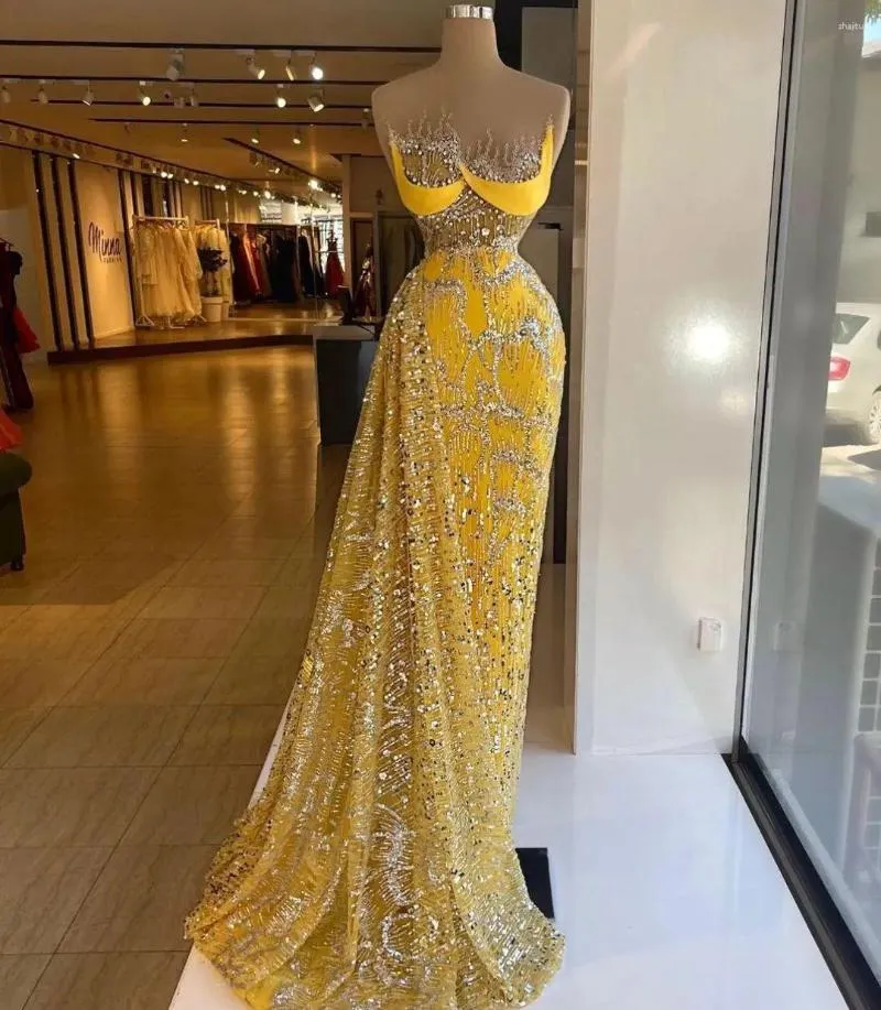 Abiti da festa Abito da ballo giallo sexy senza maniche scollo a V senza spalline applicazioni paillettes pizzo perline Celebrity Plus Size sera su misura