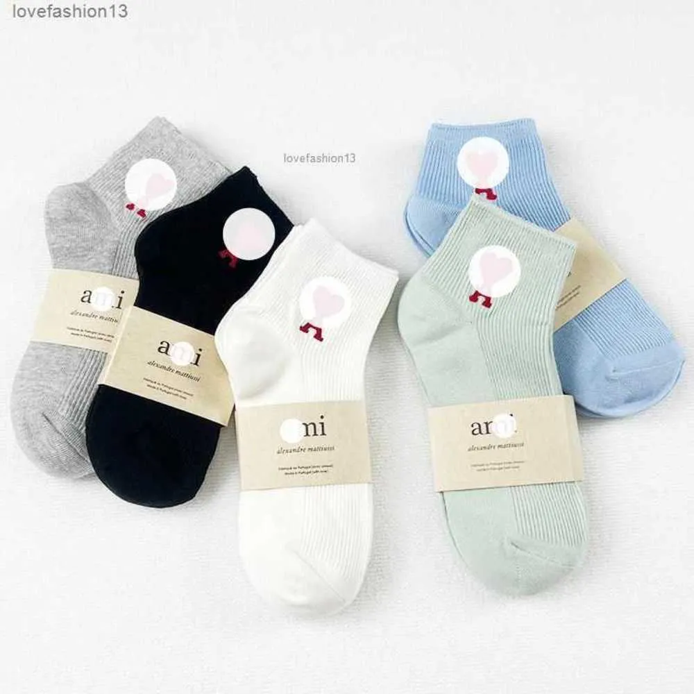 Amni pour hommes Marque de mode française Chaussettes brodées avec lettres d'amour pour hommes et femmes Tube moyen Printemps et été Chaussettes basses de sport fines