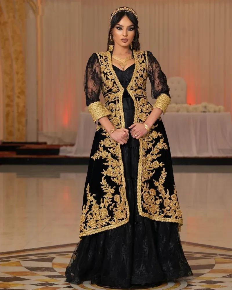 Albanischer Kaftan aus schwarzer Spitze und Samt für Ballanlässe mit Jacke, goldfarbene Spitzenapplikationen, Kosovo-Kaftan, marokkanische Abendkleider