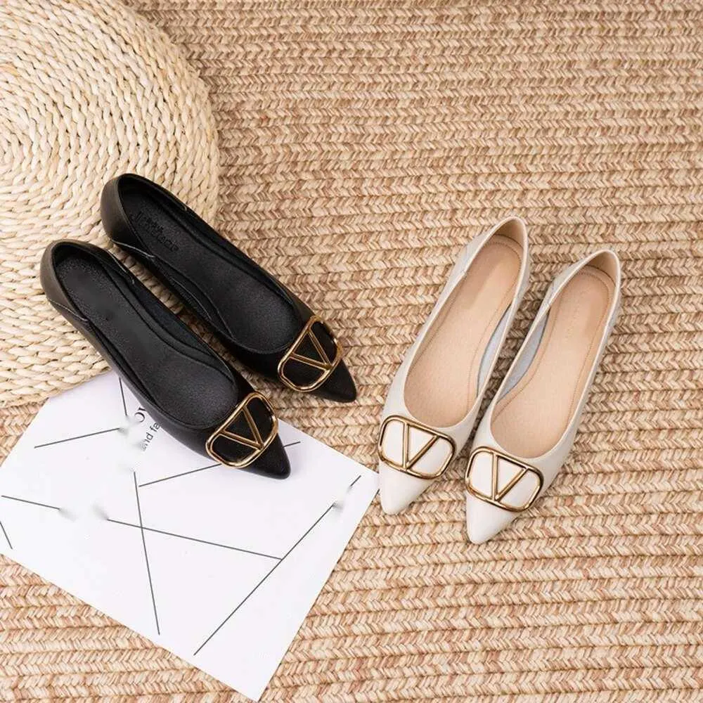 Designer Shoes Soft Sole Pair Wearing Pointed Flat Sole Shoes