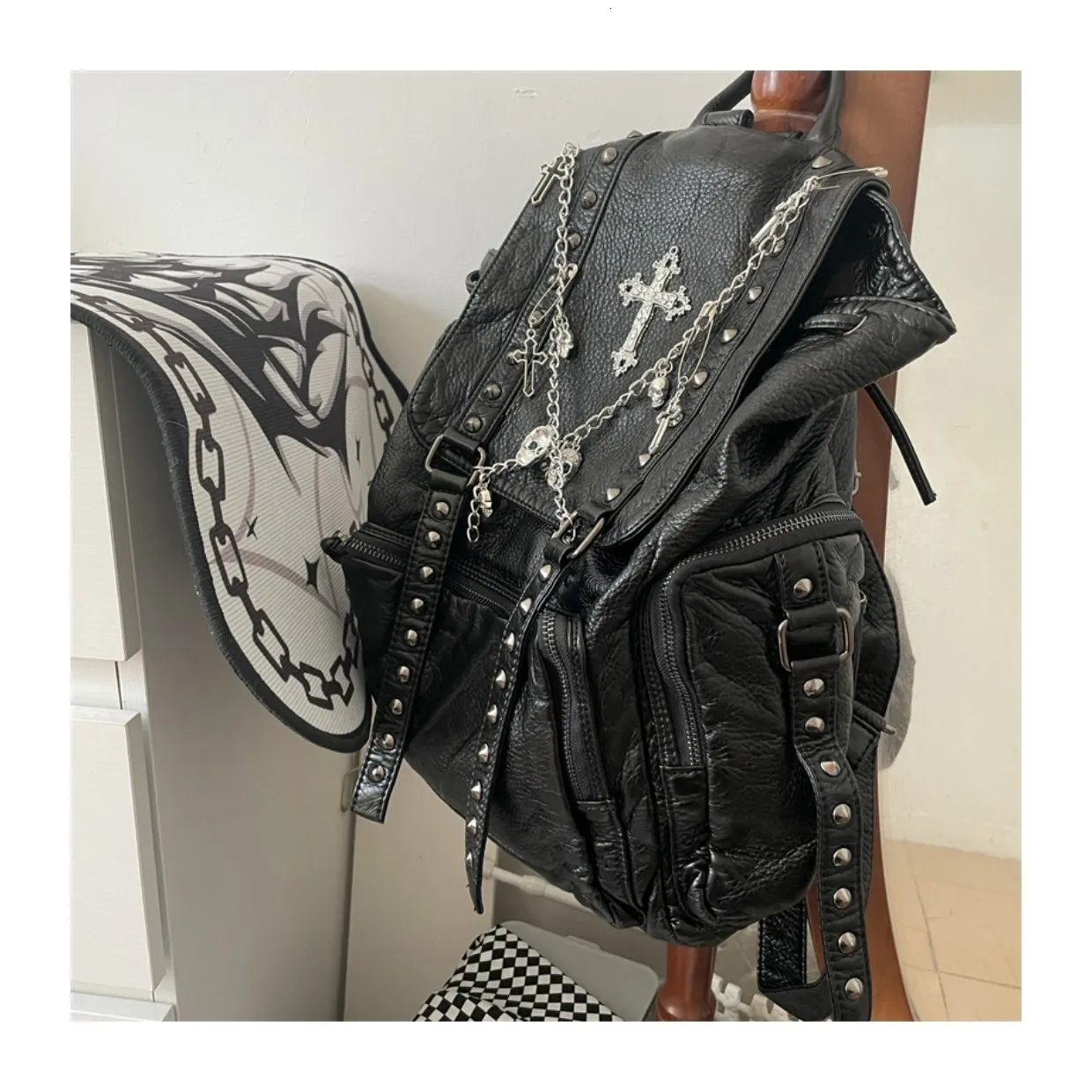 【韓国発】chain unique backpack DHgate.com:Trendy Y2K Punk Cross Backpack - Japanese Student