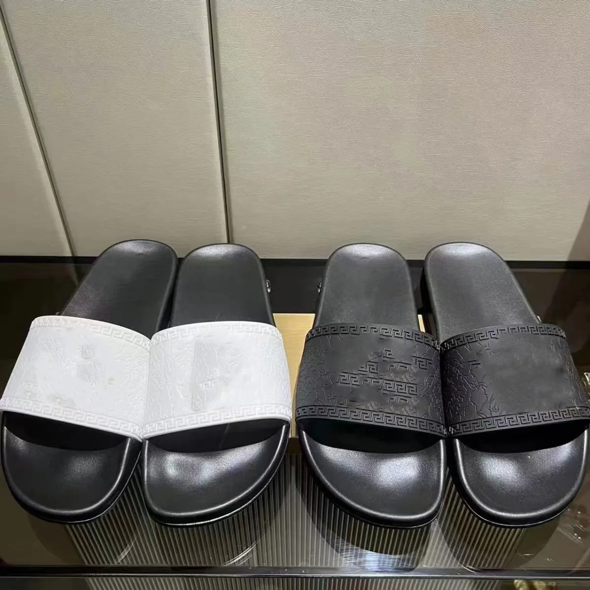 Top Quality Designer Palazzo Sandálias Slides Mules Verão Mulheres Homens Casual Praia Piscina Indoor Flat Flip Flops Vintage Glitter Clássico Metal Borracha Chinelos Atacado