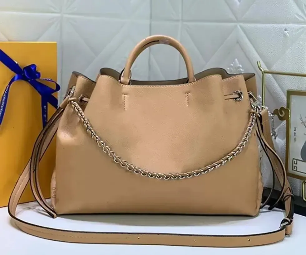 BELLA TOTE-tas Handtas met geperforeerde ketting Ontwerpers Trekkoord Letter Bloemenpatroon Echt leer Dames Crossbody-handvattassen Uitgeholde handtassen M59655