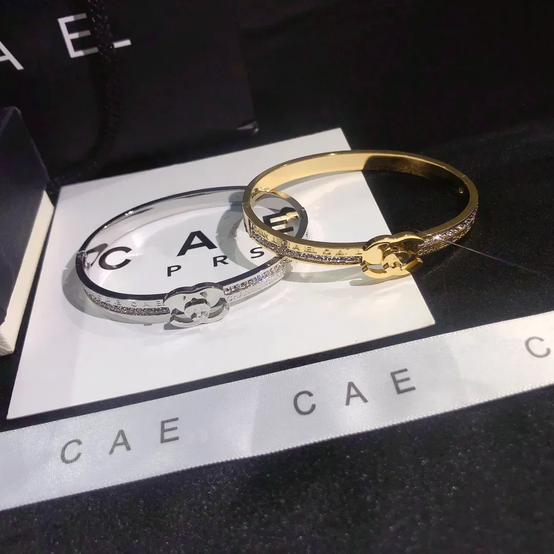 Bracciale rigido placcato oro 18 carati Bracciale di design per ragazza di lusso Love Diamond Circle Bracciale Classico marchio di gioielli Coppia regalo Moda Accessori per la famiglia
