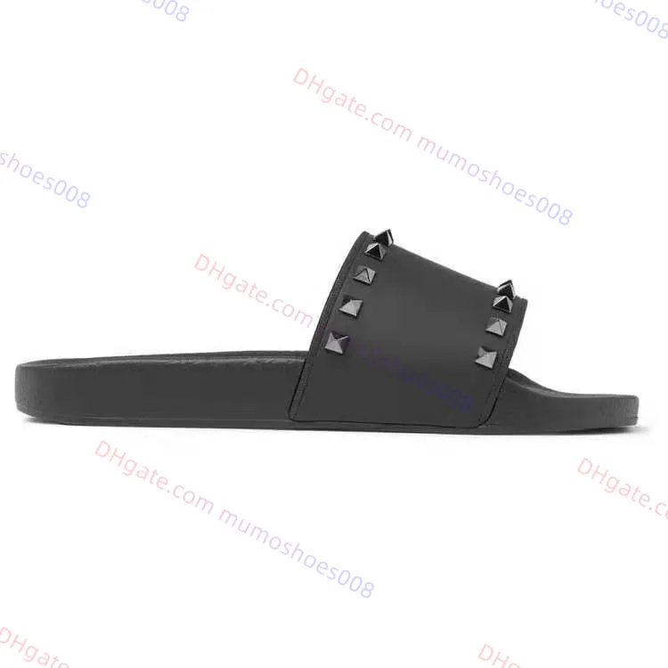 Chaussure de créateur Diapositives Femmes Hommes Pantoufles Sandales de plage Diapositives pantoufles cloutées Pantoufles de plage Semelle en caoutchouc plate Salle de bain Pantoufles de maison Mocassins Chaussures en gros