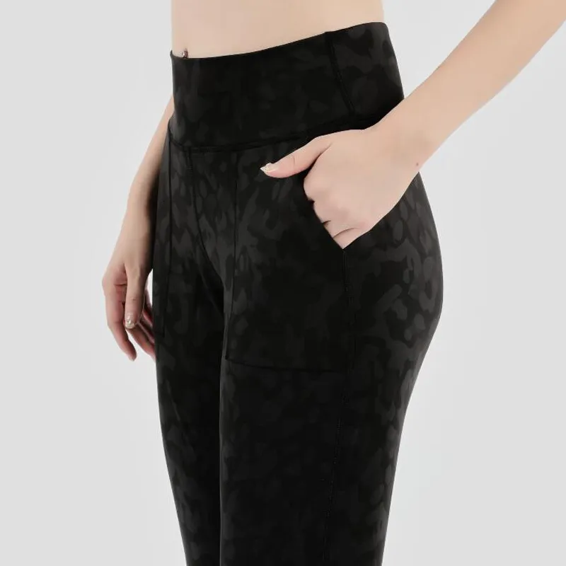 Kvinnors byxor nakedfeel tyg Lossa svart leopard elastiska leggings med två sidofickor i full längd 230919