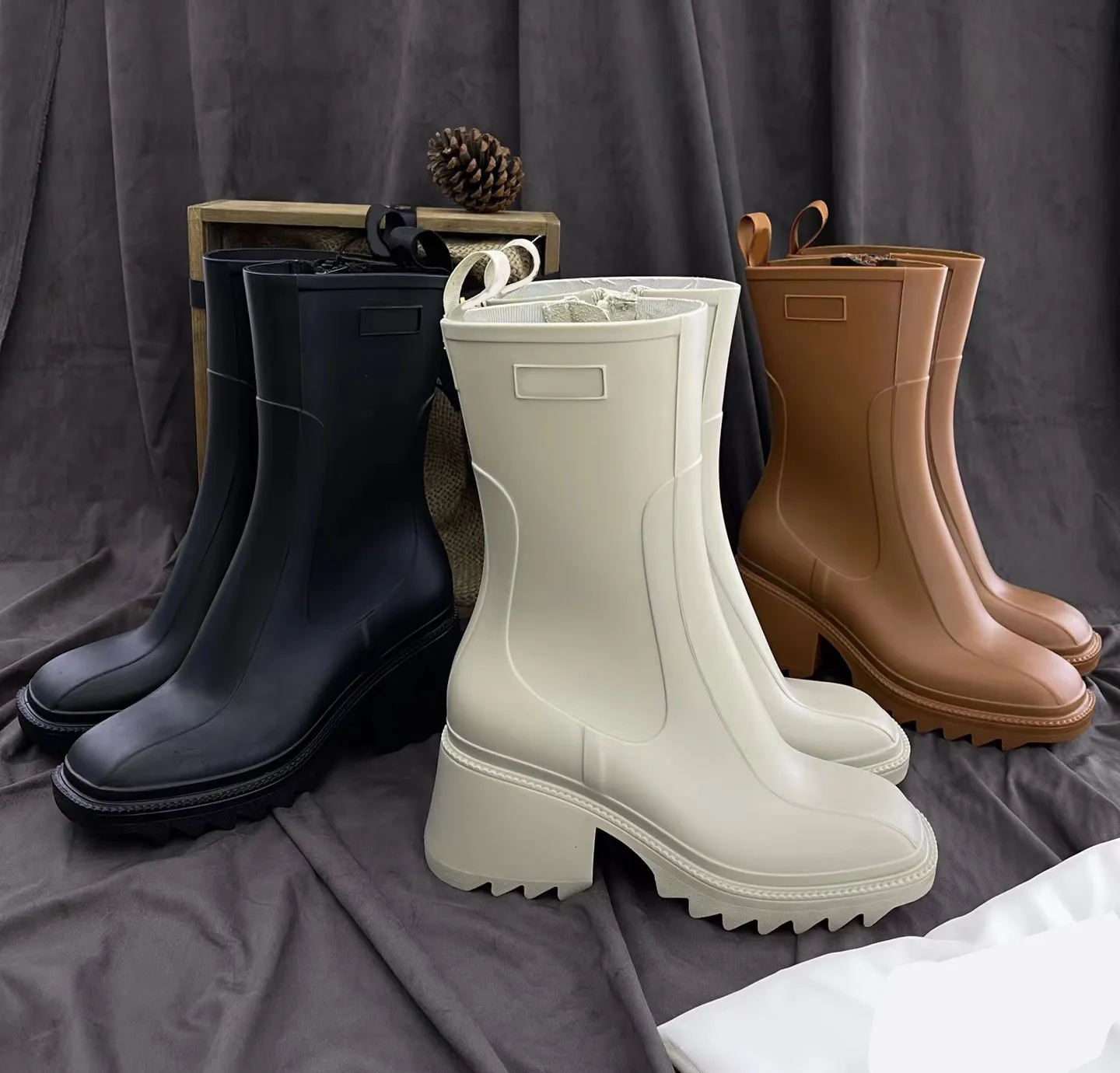 Bottes Semelle épaisse fourrure bottes de pluie femmes PVC imperméable hiver neige femme mode dames laine chaude pluie chaussures femme Botas Mujer 230919