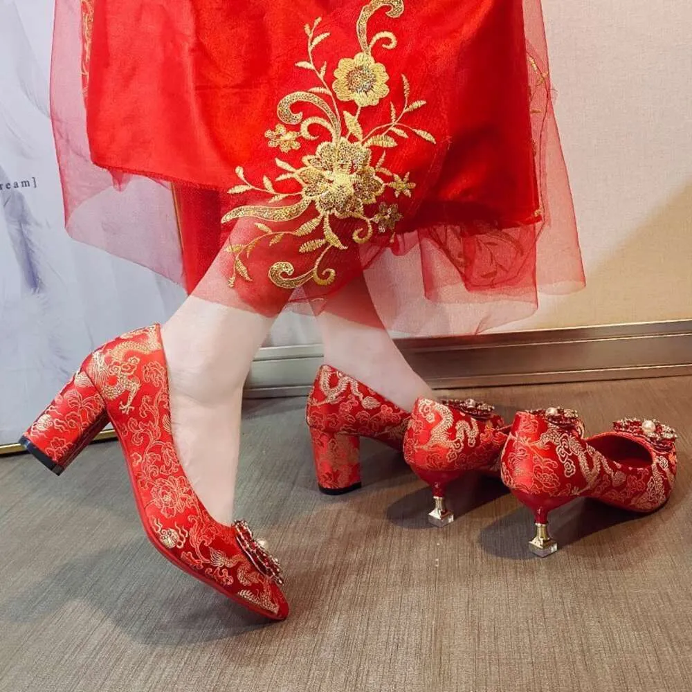 Amazon.com: LYNLYN Embroidered Shoes Shoes Flats Wedding Shoes Female Bride  Chinese Wedding Dragon and Phoenix Shoes TPR Medium high Heel Wedding Shoes  Fast Flats Liyannan (Color : 1, Size : 8.5) :