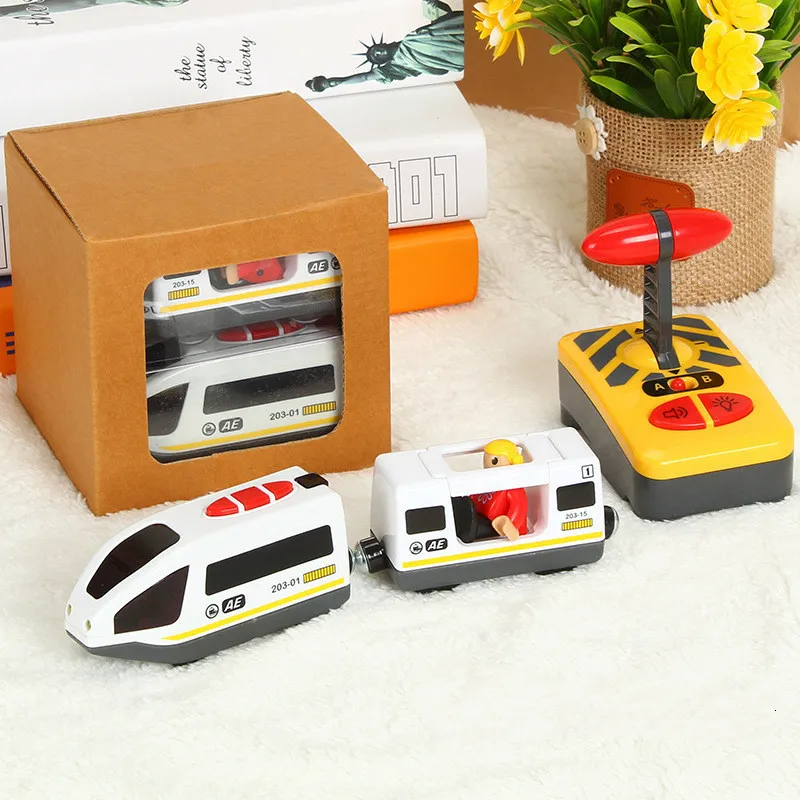 Pista RC elettrica Trenino elettrico RC Set giocattoli per bambini Car Diecast Slot Toy Fit Standard Ferrovia in legno Batteria Natale Trem 230920
