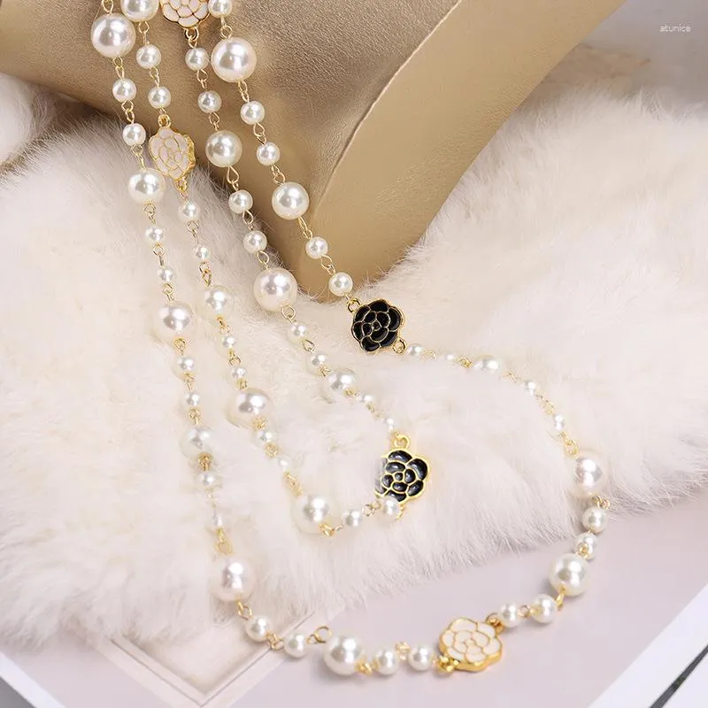 Kedjor Pearl Necklace Black White Camellia Pendant Beaded Women's Sweater Chain Girl Party Luxury Romantic Jewelry Presenttillbehör