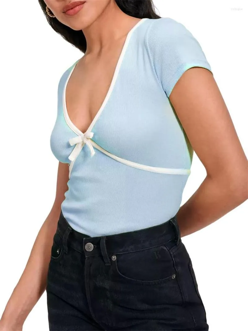 女性用Tシャツ女性の具体的な色のスリムフィットクロップトップとディープVネックラインと半袖 - 外出やストリートウェアのファッションに最適
