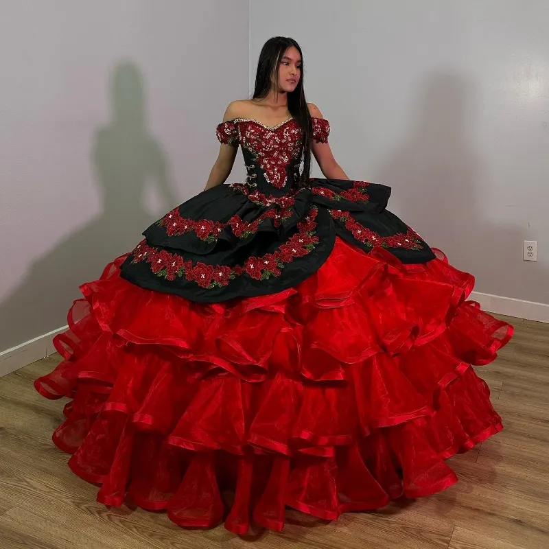 Abiti stile Quinceanera rosso con spalle scoperte Perline Ricamo Applique Abito da ballo in tull a strati Sweet 16 Abito da principessa Vestido De 15