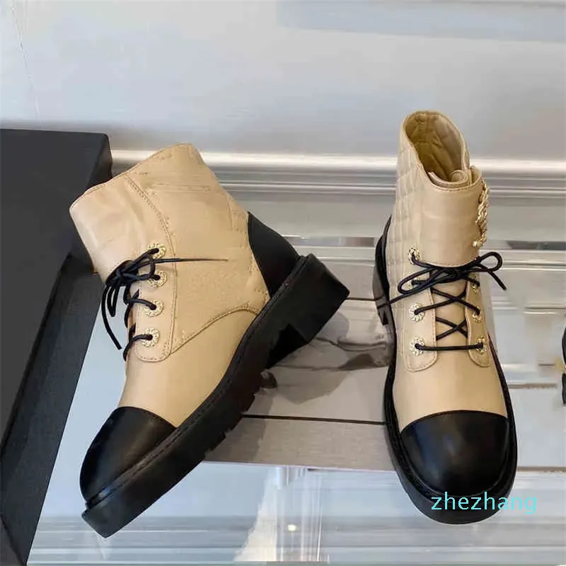 2023 – kurze Stiefel für Damen, beige, klobige Plateaustiefel, Leder-Schnürschuhe, Kampfstiefel, Kettenschnalle, niedriger Absatz, Martin-Booties, Knöchel-Luxus-Designer